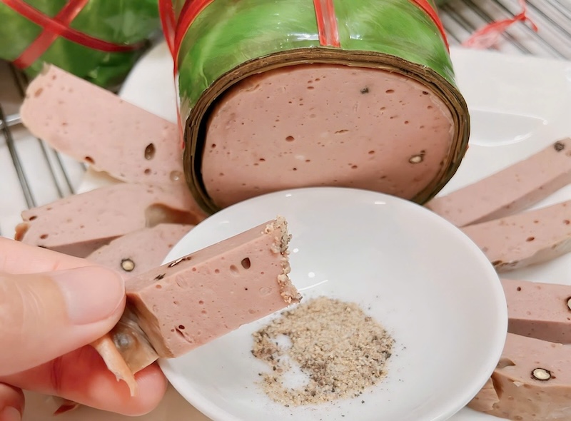 Chả bò Bà Tâm khi cắt ra miếng chả rất mịn và thơm