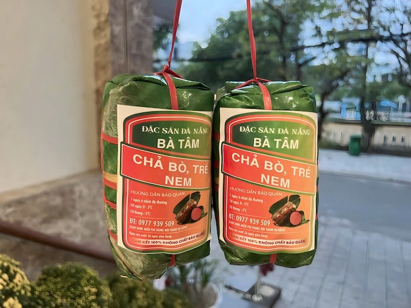 Chả bò Bà Tâm được gói bằng lá chuối và tem nhãn vô cùng đẹp